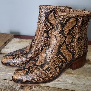 Chelsea & Violet snake print leather booties ankle boots size 7.5